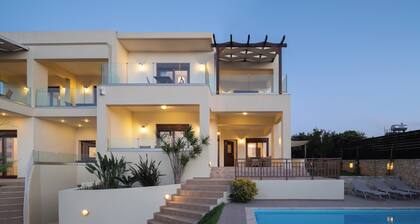 Family Villa Rousa, w/Pool, BBQ and kids playground only 6.8 km to the beach!