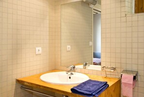 Bathtub - 2/4 person duplex apartment at Mas de la Barque (Vialas)