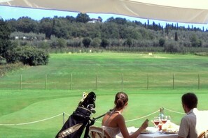 Outdoor dining - Apartment in Salò with Pool & Olive Groves (Cunettone)