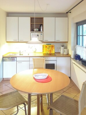 Fridge, microwave, oven, stovetop - First floor apartment near the forest in Eichenpark, max. 4 pers., WLAN, terrace (Prerow)