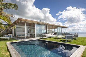 حمّام سباحة مُدفَّأ