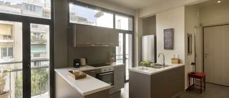 Fridge, oven, dishwasher, coffee/tea maker