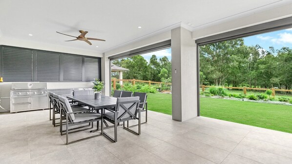 Outdoor dining - WILLOWS GREEN - THE VINTAGE HOLIDAY HOUSES (POKOLBIN)