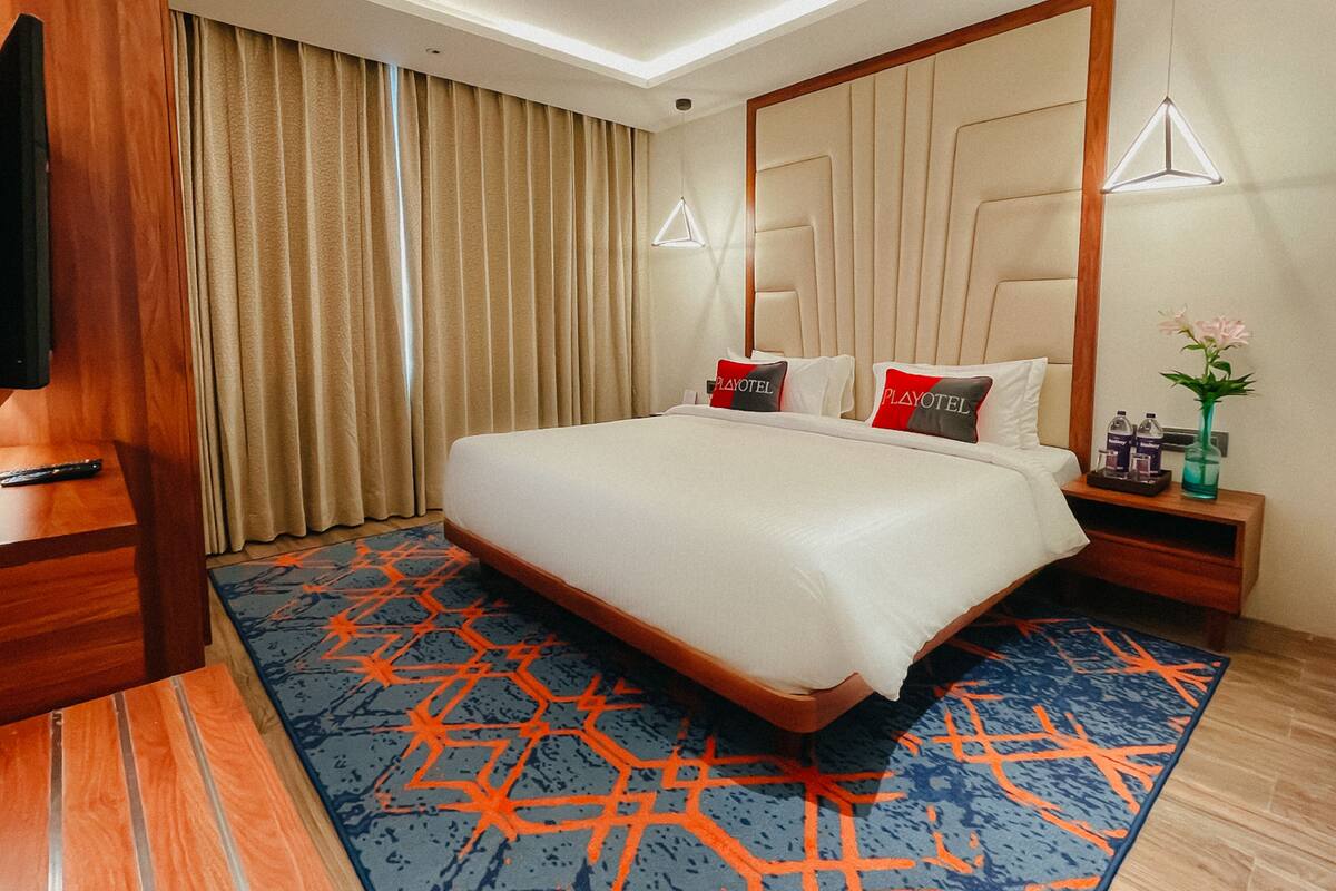Suite Eksekutif | Seprai premium, brankas, meja kerja, dan ruang kerja ramah laptop