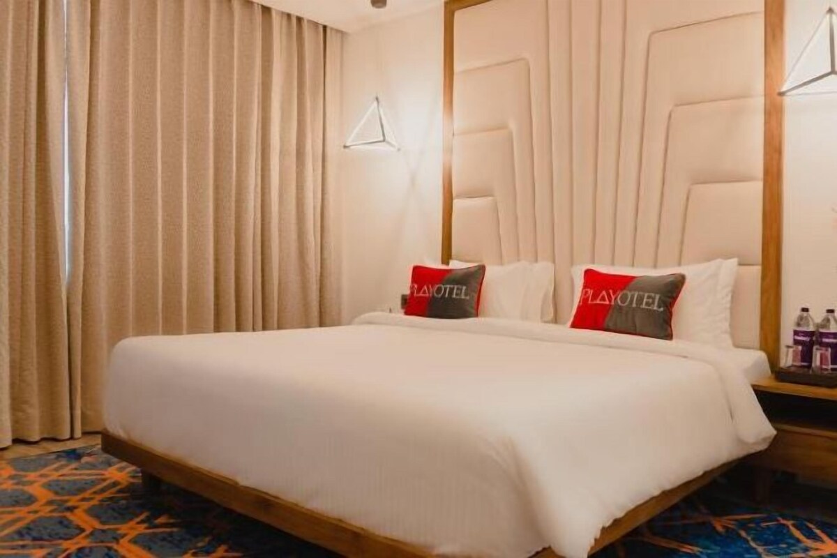 Peralatan tempat tidur premium, peti besi dalam bilik, meja 