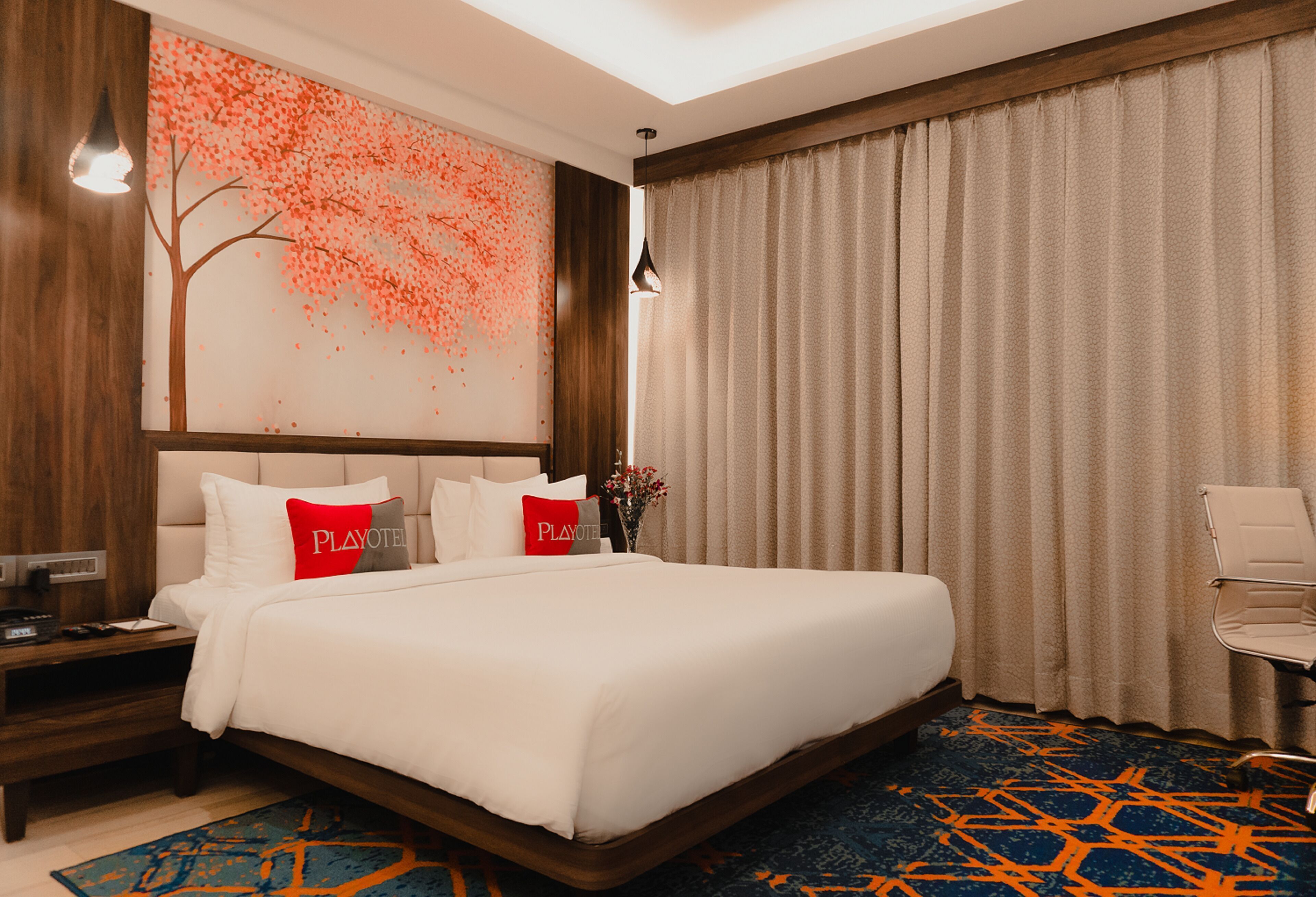 Ropa de cama de alta calidad y caja de seguridad en la habitación 