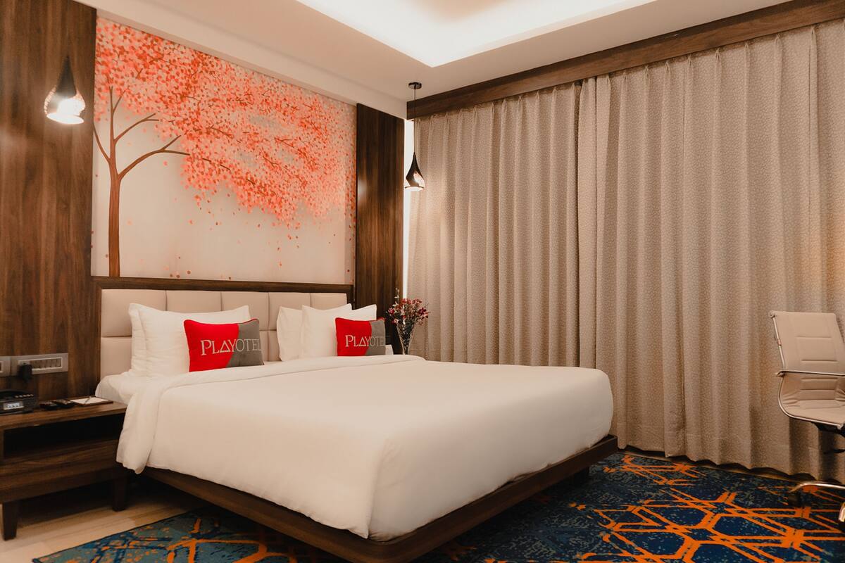 Ropa de cama de alta calidad y caja de seguridad en la habitación