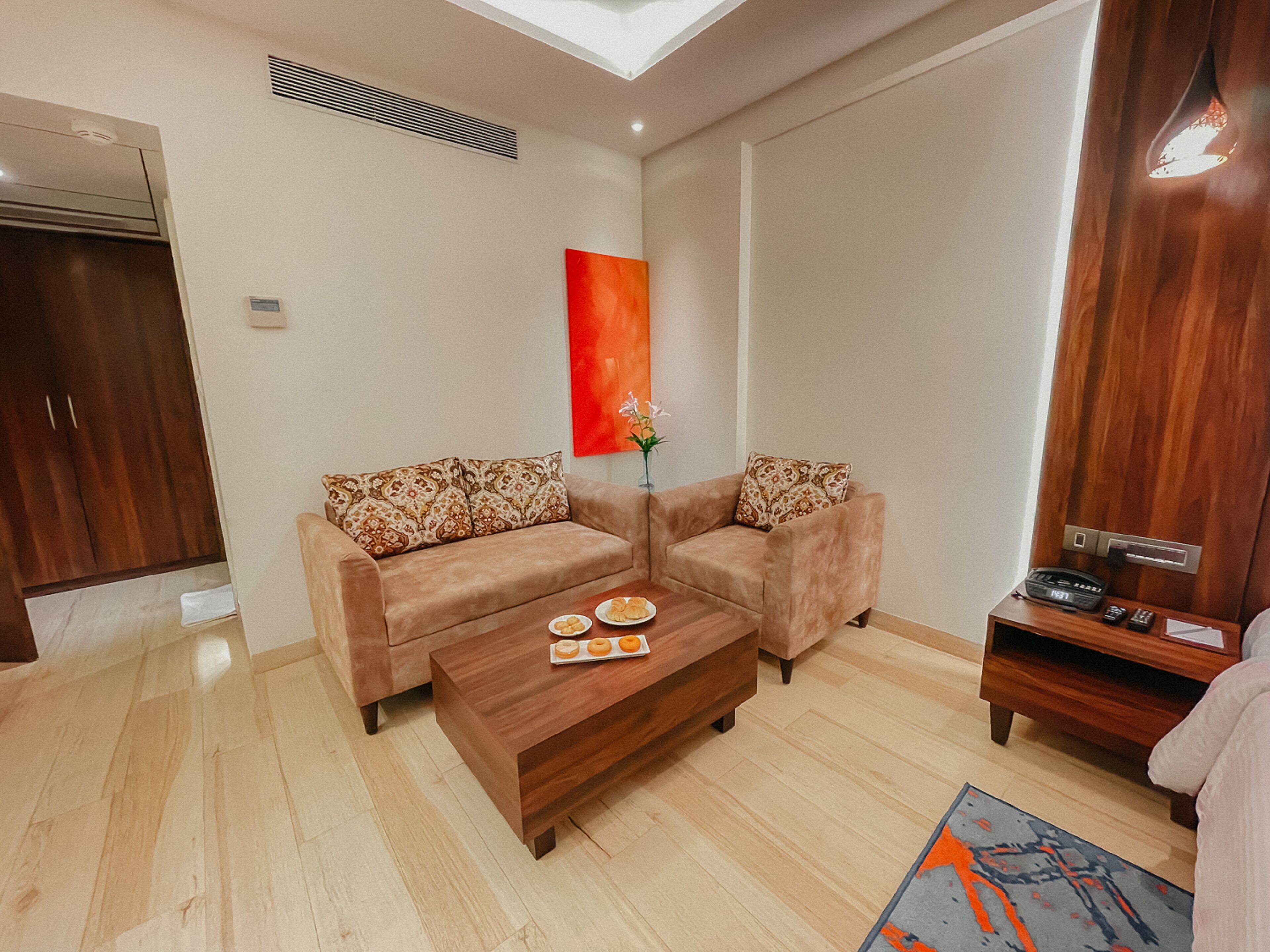 Una sala de estar moderna con dos sofás, una mesa de centro y una mesita auxiliar.