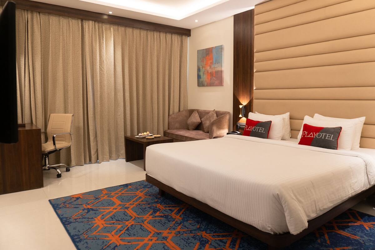 Ropa de cama de alta calidad y caja de seguridad en la habitación