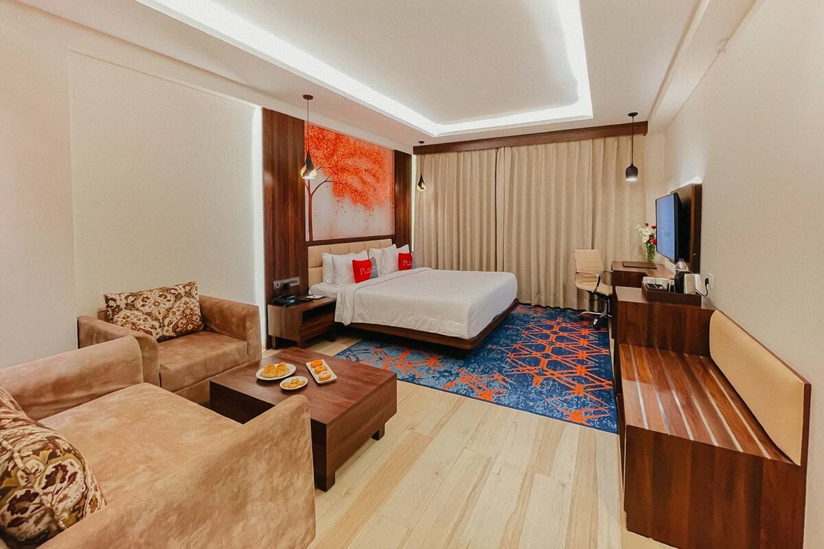 Kamar Premium | Seprai premium, brankas, meja kerja, dan ruang kerja ramah laptop