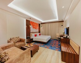 Premium Room | Premium bedding, in-room safe, desk, laptop workspace