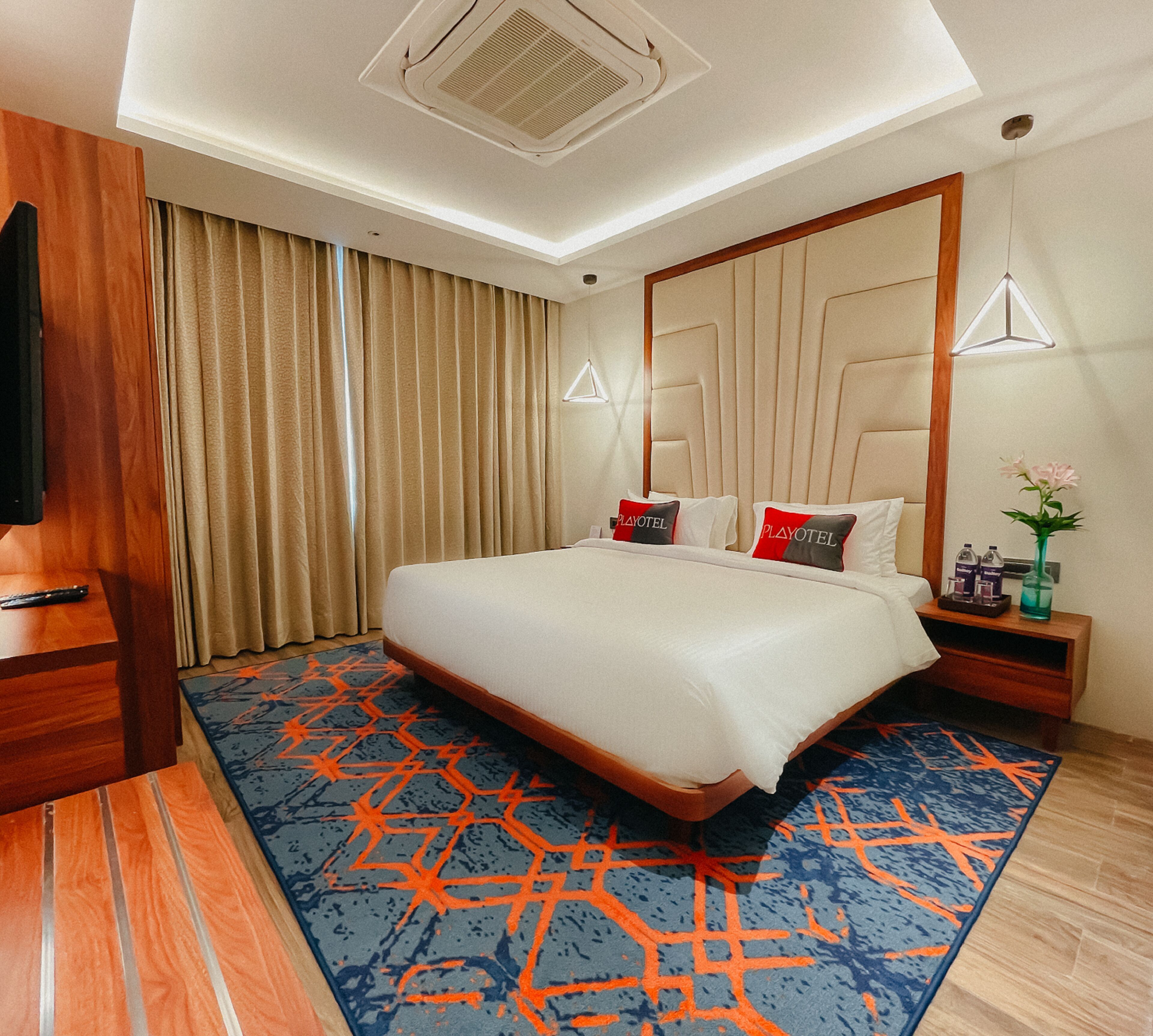 Ropa de cama de alta calidad y caja de seguridad en la habitación 