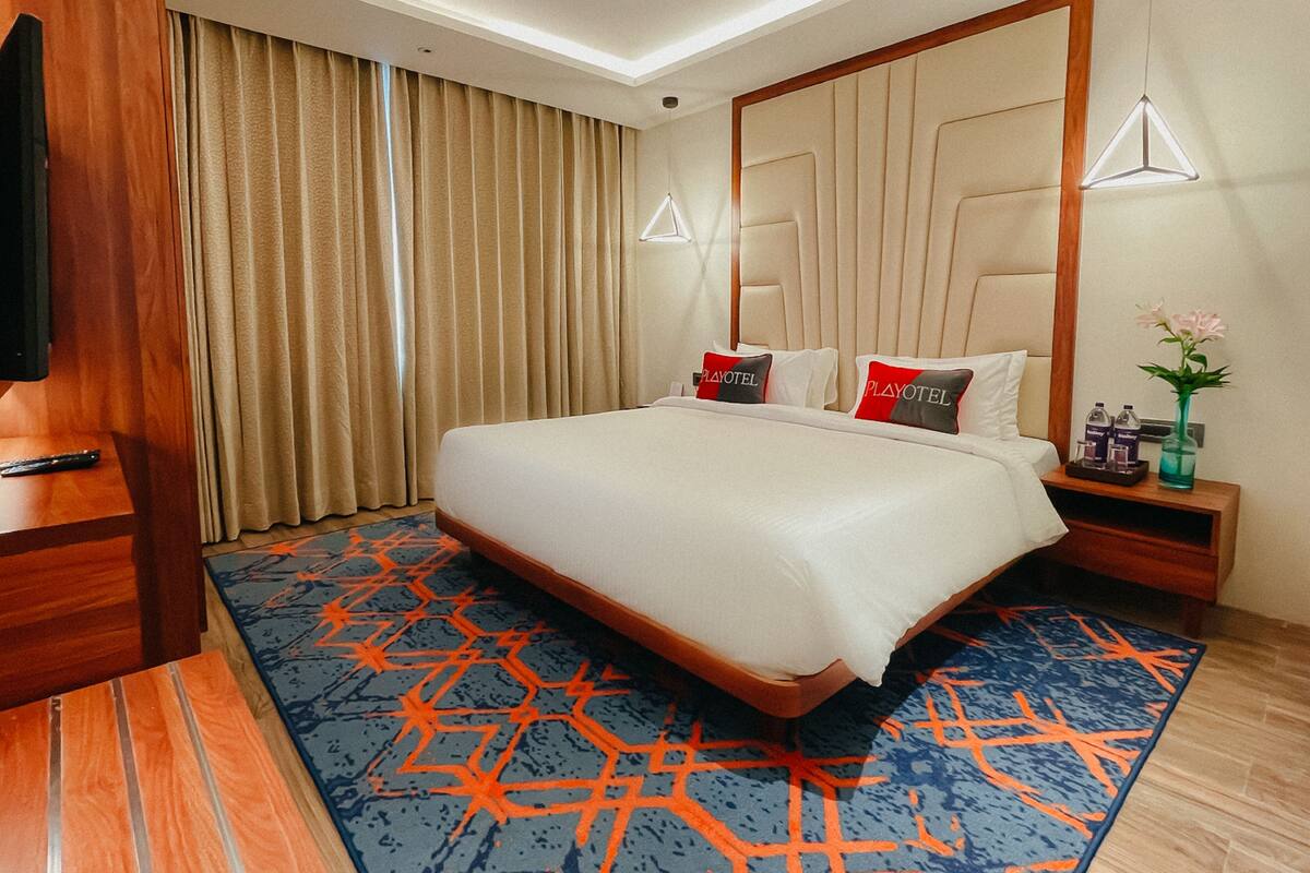 Ropa de cama de alta calidad y caja de seguridad en la habitación