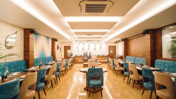 Sudah termasuk sarapan prasmanan setiap hari