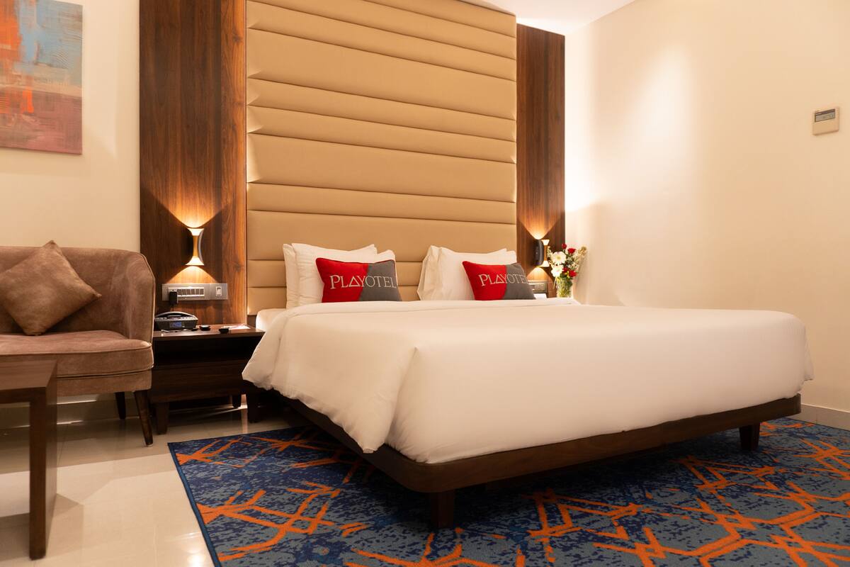 Kamar Deluks | Seprai premium, brankas, meja kerja, dan ruang kerja ramah laptop