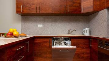 Fridge, oven, stovetop, dishwasher