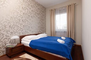 1 dormitorio, tabla de planchar con plancha, wifi y ropa de cama
