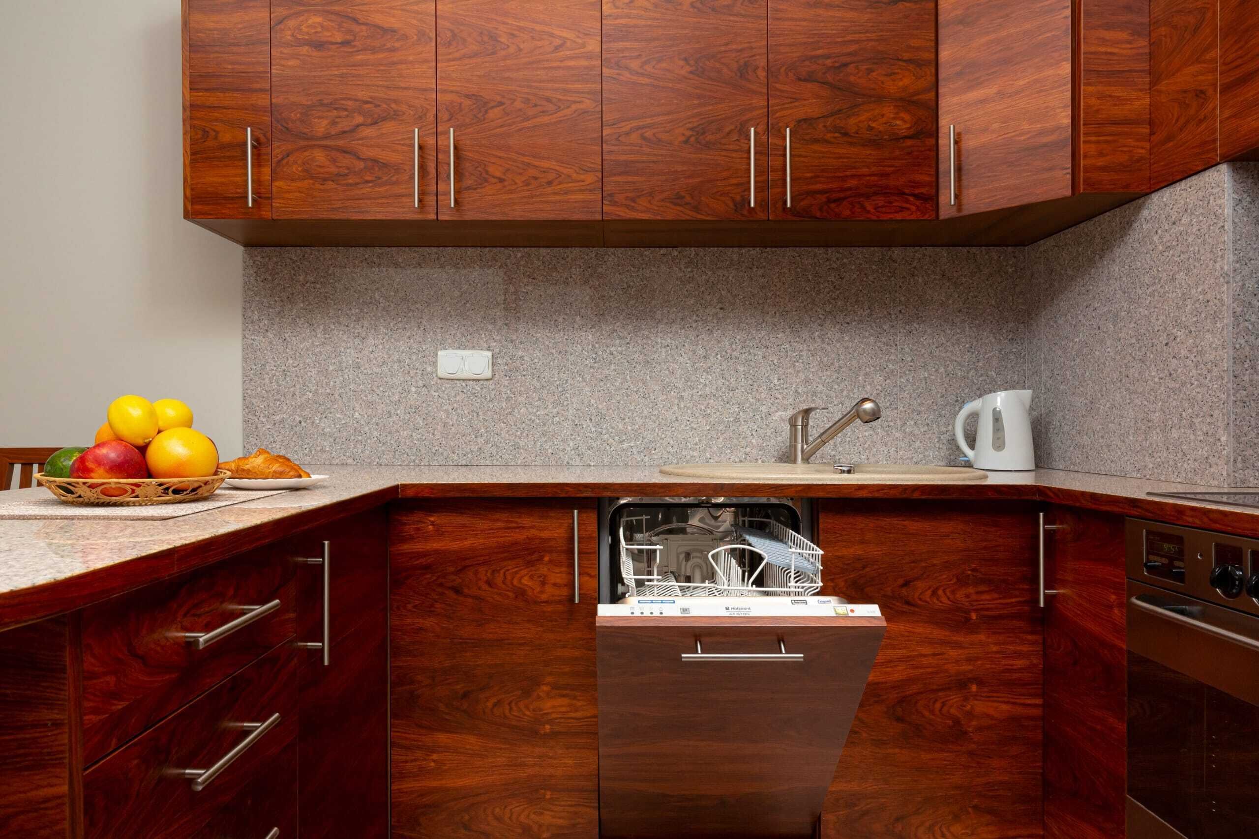 Réfrigérateur, four, plaque de cuisson, lave-vaisselle