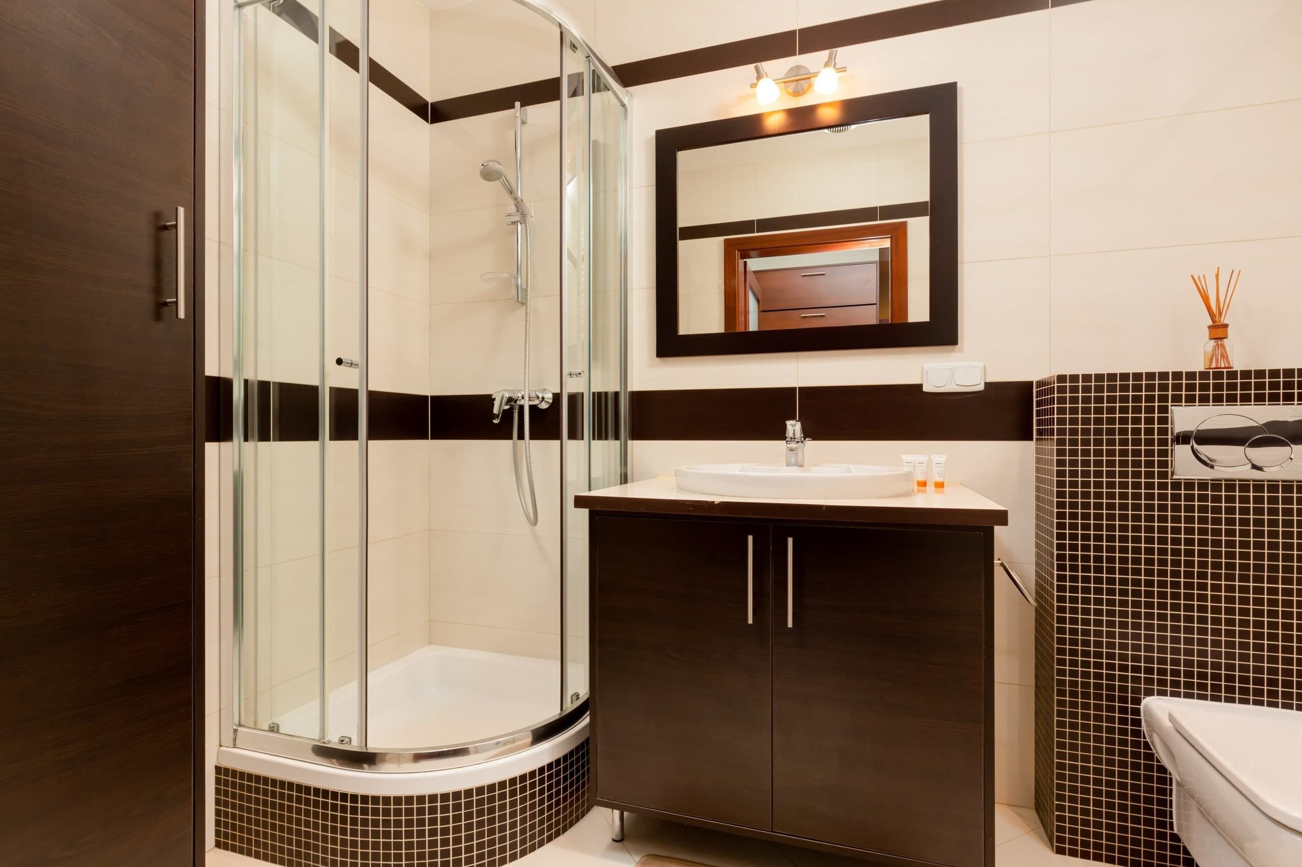 Shower, free toiletries, shampoo