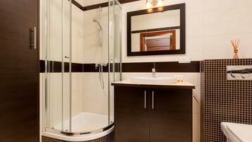 Shower, free toiletries, shampoo