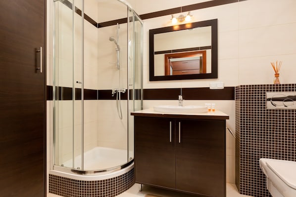 Shower, free toiletries, shampoo
