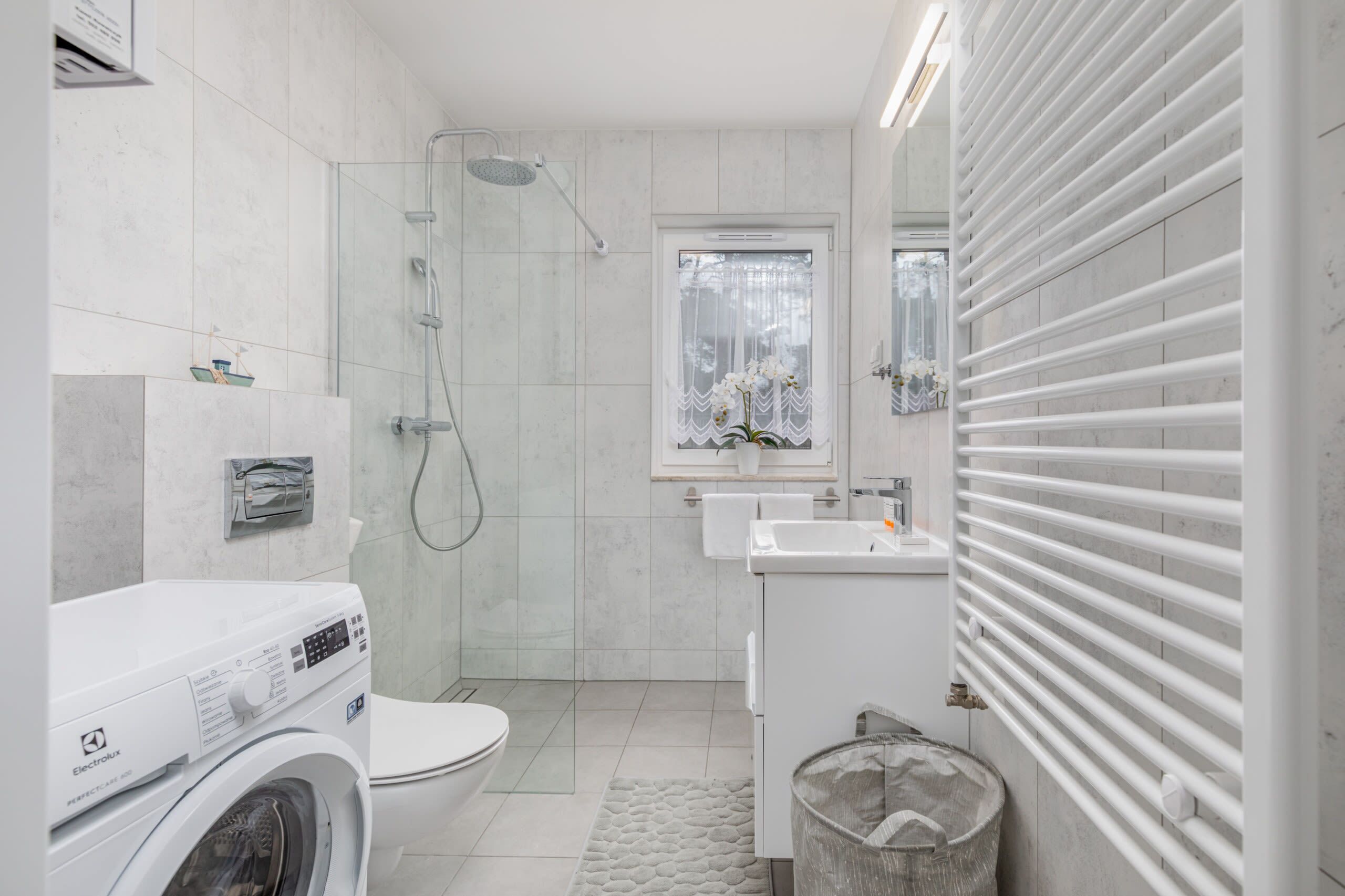 Een douche, een haardroger, handdoeken, shampoo
