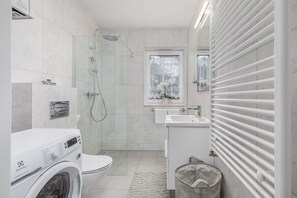 Shower, hair dryer, towels, shampoo
