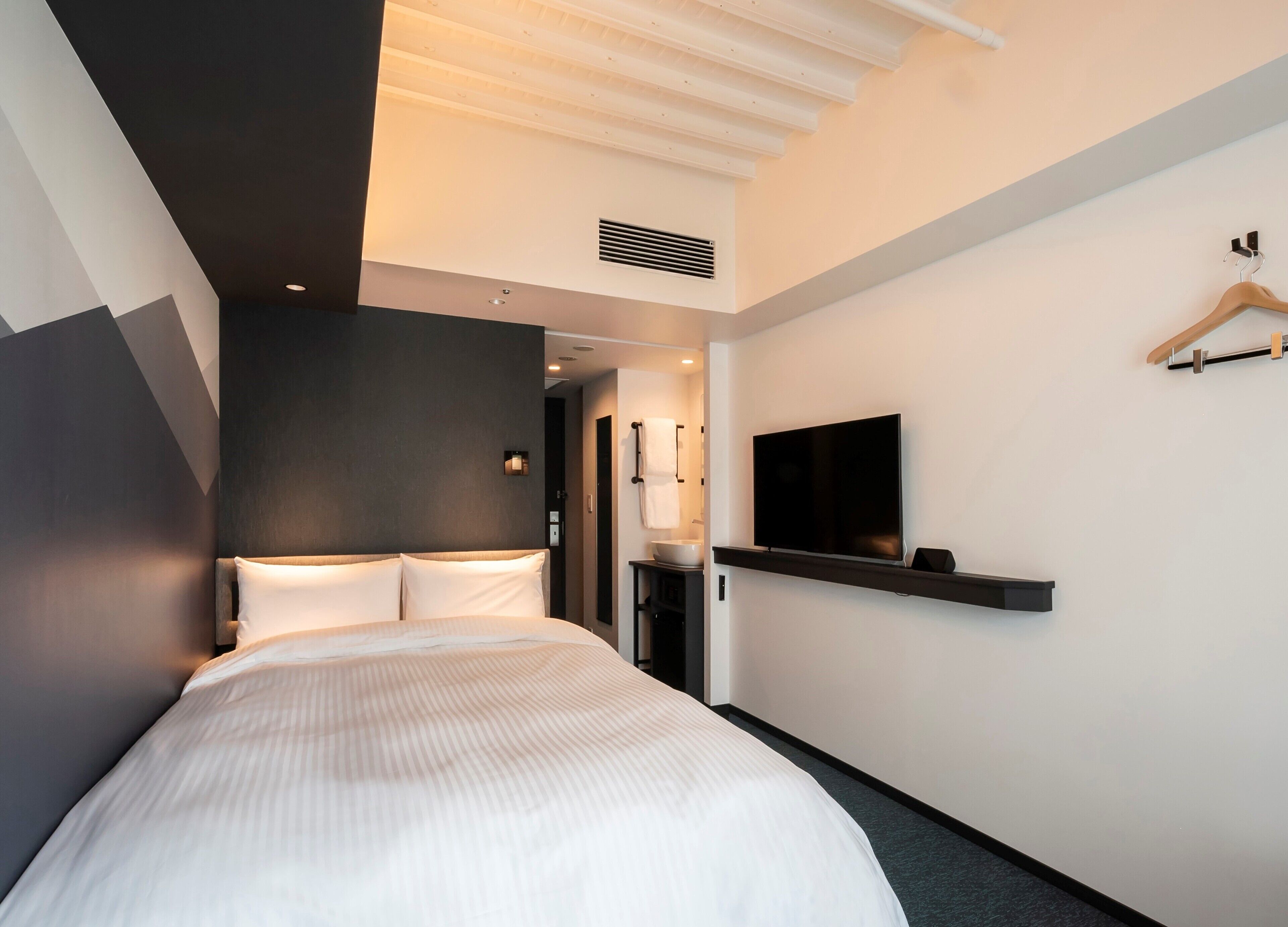 check in at 7:00p.m. check out 10:00 a.m. run of the house | in-room safe, desk, blackout curtains, bed sheets