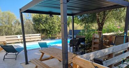 Superbe villa, 5km de Solenzara. Climatisation, piscine, terrain clÎturé.