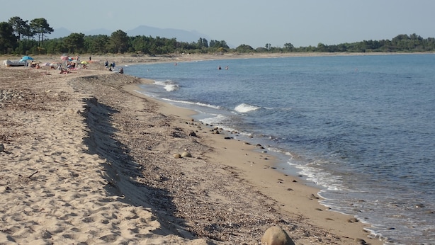 A beach with a sandy shore, some rocks, and a few people. - Superb villa, 5km from Solenzara. Air-conditioning, swimming pool, fenced grounds. (SOLARO)