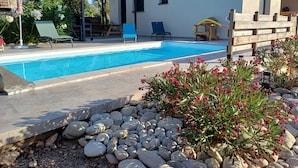 A swimming pool with lounge chairs and a pergola. - Superb villa, 5km from Solenzara. Air-conditioning, swimming pool, fenced grounds. (SOLARO)
