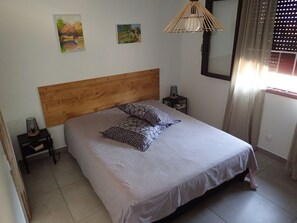 3 bedrooms, desk, iron/ironing board, free WiFi