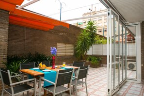 Outdoor dining - Sunlit 80m² Barcelona Oasis with Expansive 52m² Terrace (Barcelona)