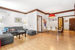 TV - Sunlit 80m² Barcelona Oasis with Expansive 52m² Terrace (Barcelona)