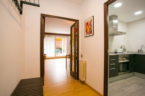 Interior - Sunlit 80m² Barcelona Oasis with Expansive 52m² Terrace (Barcelona)