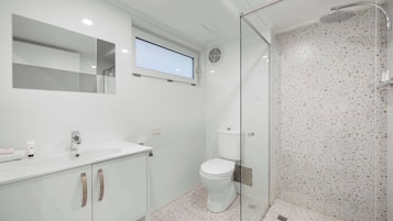 Deluxe Room, 1 Queen Bed, Garden View | Bathroom | Shower, rainfall showerhead, hair dryer, towels