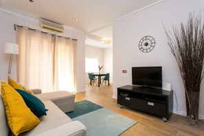 Flat-screen TV - Charming Eixample Apartment: Steps from EAE Business School (Barcelona)