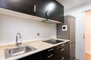 Kjøleskap, mikrobølgeovn, ovn og kokeplater