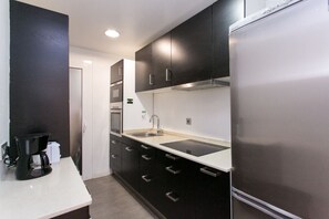Fridge, microwave, oven, stovetop - Charming Eixample Apartment: Steps from EAE Business School (Barcelona)