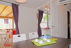 Loggia Classic 25m² Clim TV | Area keluarga | Televisi 50-cm dengan saluran TV digital