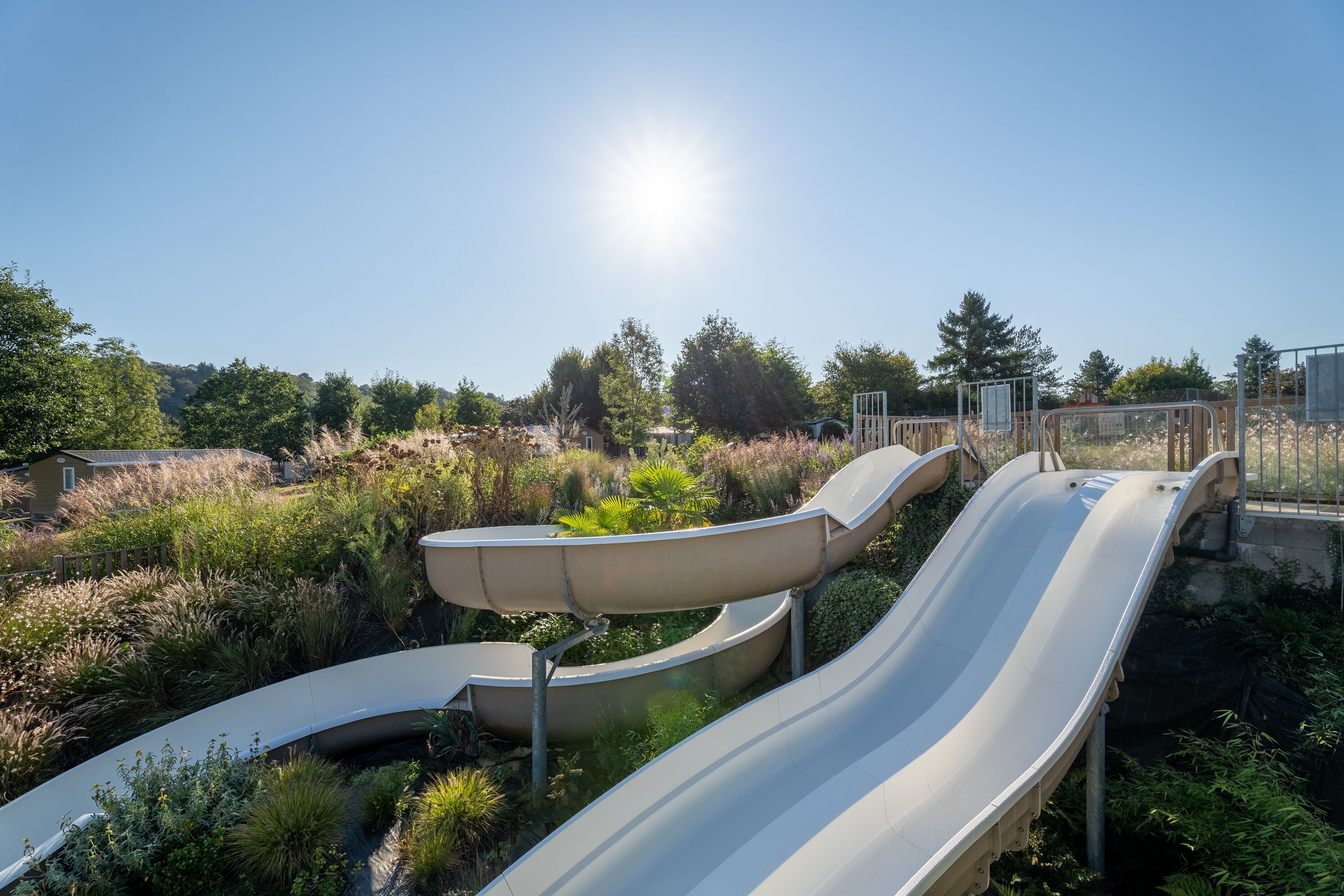 Een seizoensgebonden buitenzwembad en parasols bij het zwembad