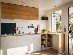 Premium stacaravan | Privékeuken | Een koelkast, een microgolfoven, een espressoapparaat, een waterkoker