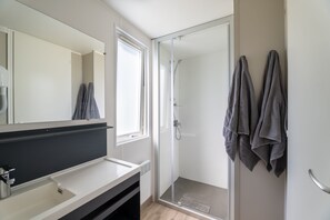 Family Premium Clim TV 28m2 | Bathroom