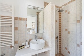 Shower, hair dryer, towels, soap - Villa Solivetta - Villa with private saltwater pool and Air Con (Martina Franca)