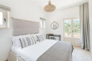 2 soverom, safe på rommet, strykejern/-brett og reiseseng for barn