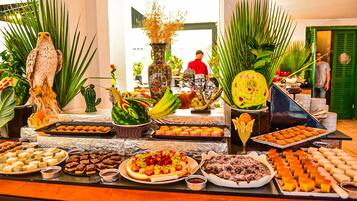 Una mesa de buffet con diversos alimentos y elementos decorativos.