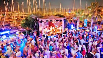 Un evento all'aperto affollato con un palco e un pubblico.