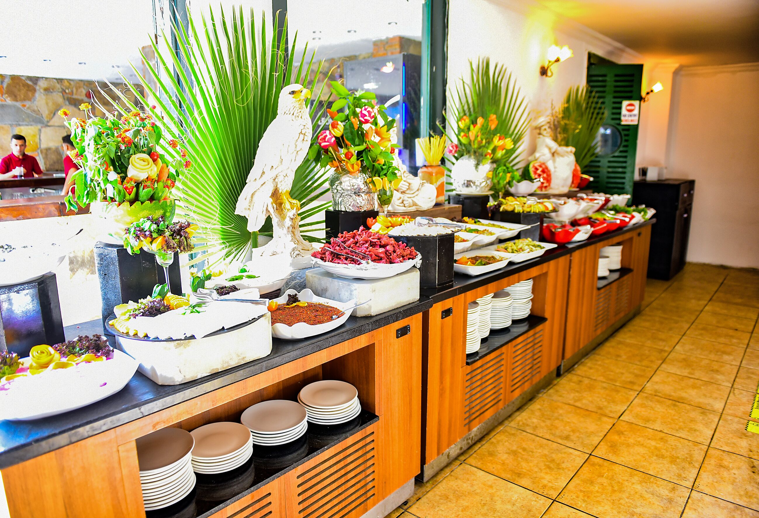 Een buffetopstelling met diverse gerechten en een decoratief middelpunt.