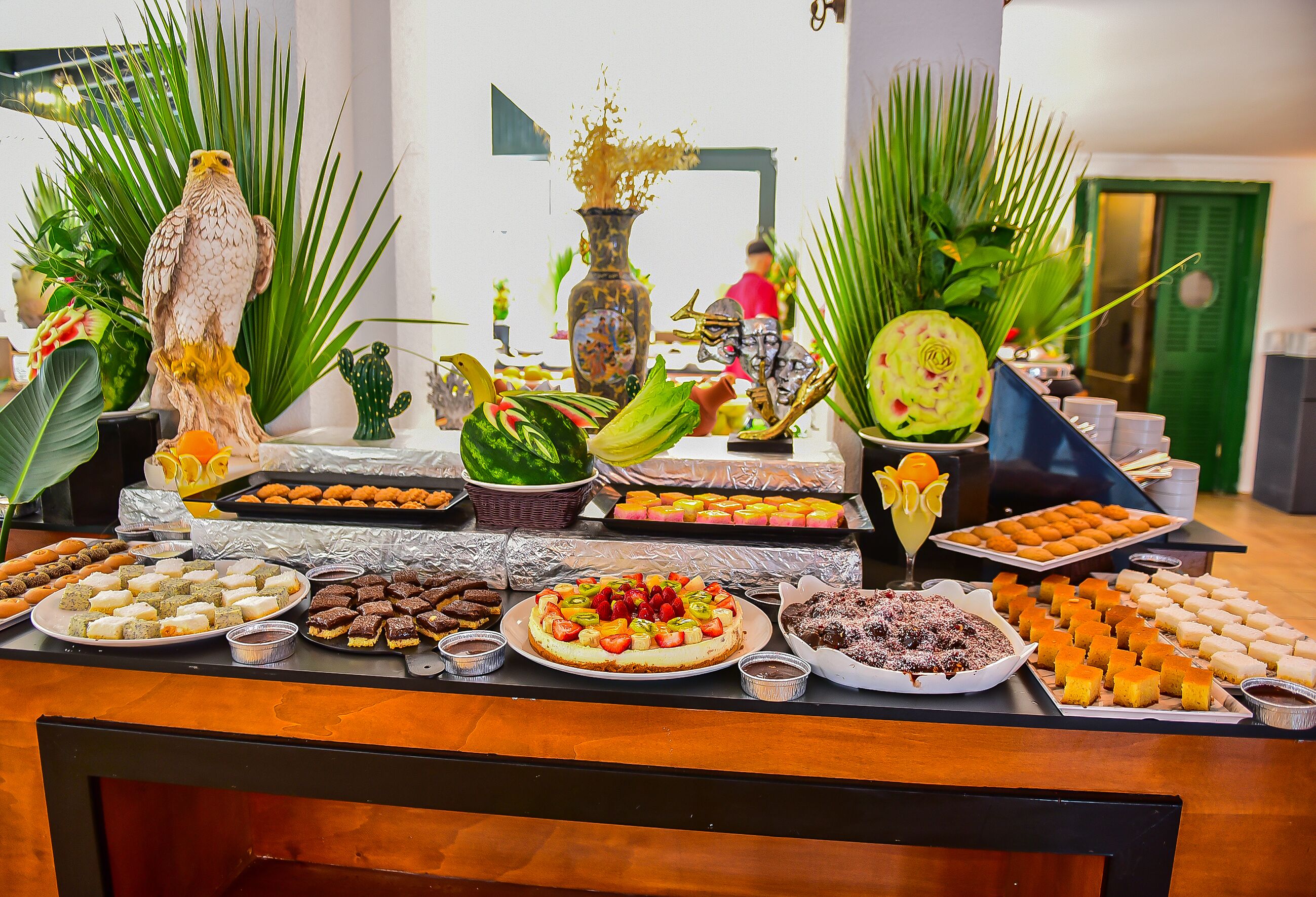 Ein reichhaltiges Buffet mit verschiedenen Speisen und dekorativen Elementen.