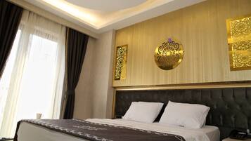 Classic-Zimmer | Betten mit Memory-Foam-Matratzen, Schreibtisch
